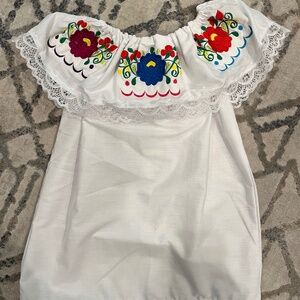 Folkloric embroidered top